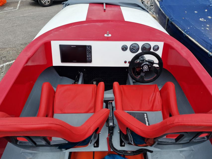 Phantom 19G Stepped Race boat