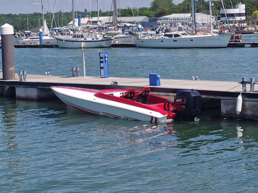 Phantom 19G Stepped Race boat
