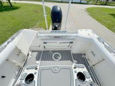 Boston Whaler  137hrs