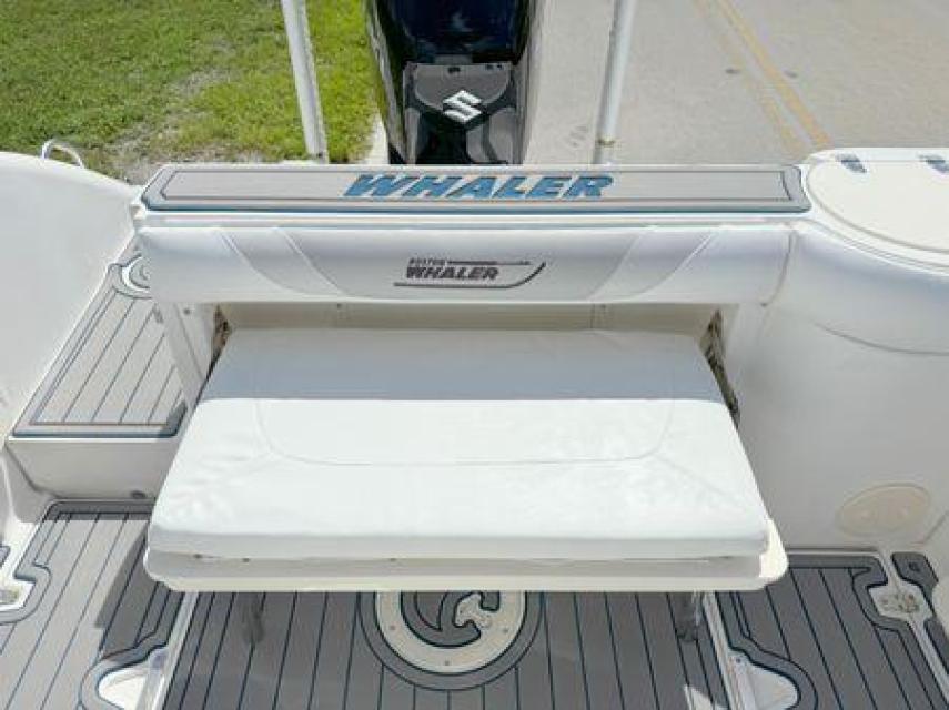 Boston Whaler  137hrs