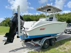 Boston Whaler  137hrs