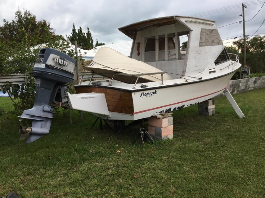 20 FT Shamrock with 200 HP engine, including new parts for sale, good project if you have the time