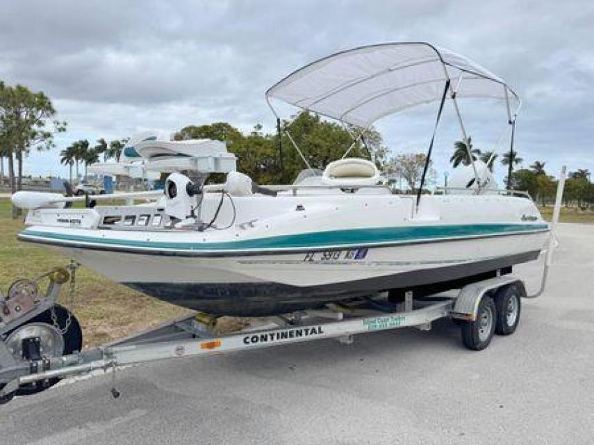 Hurricane Fundeck. New Suzuki 200hp