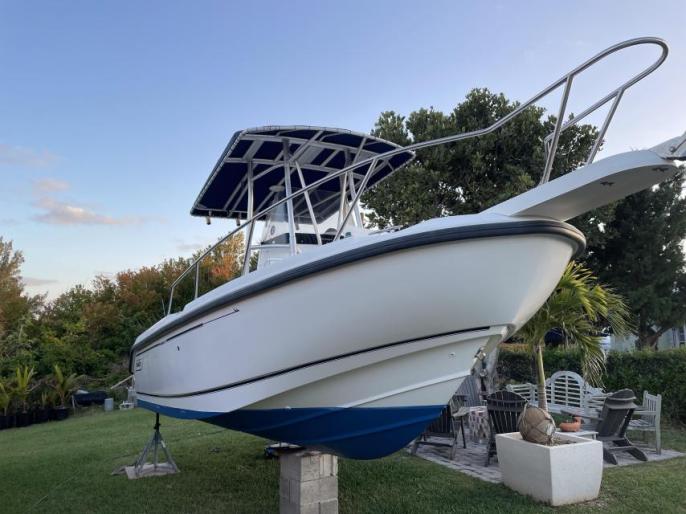 21 Outrage Boston Whaler Center Console