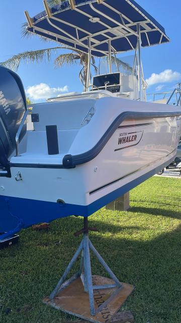 21 Outrage Boston Whaler Center Console