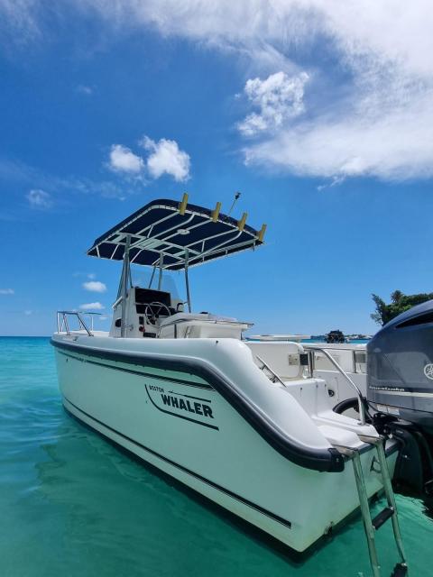 21 Outrage Boston Whaler Center Console