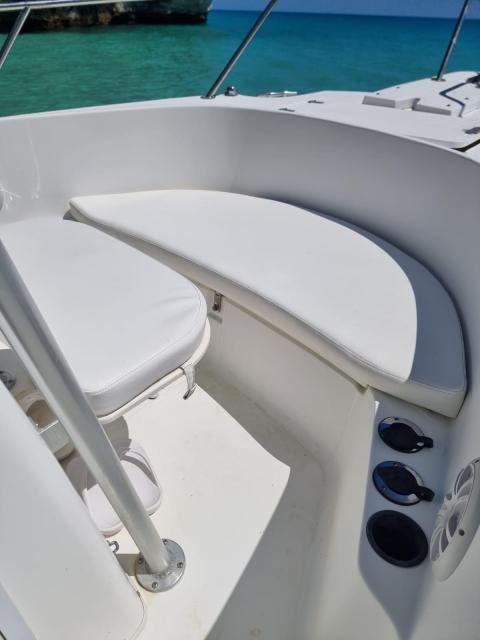 21 Outrage Boston Whaler Center Console