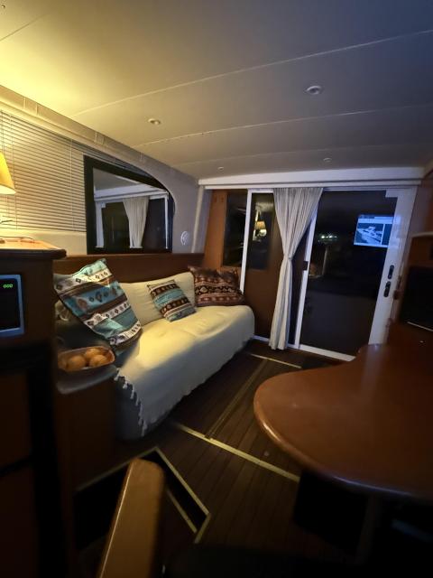 2011 Silverton 36 Sport Fishing, Diesel, liveaboard.