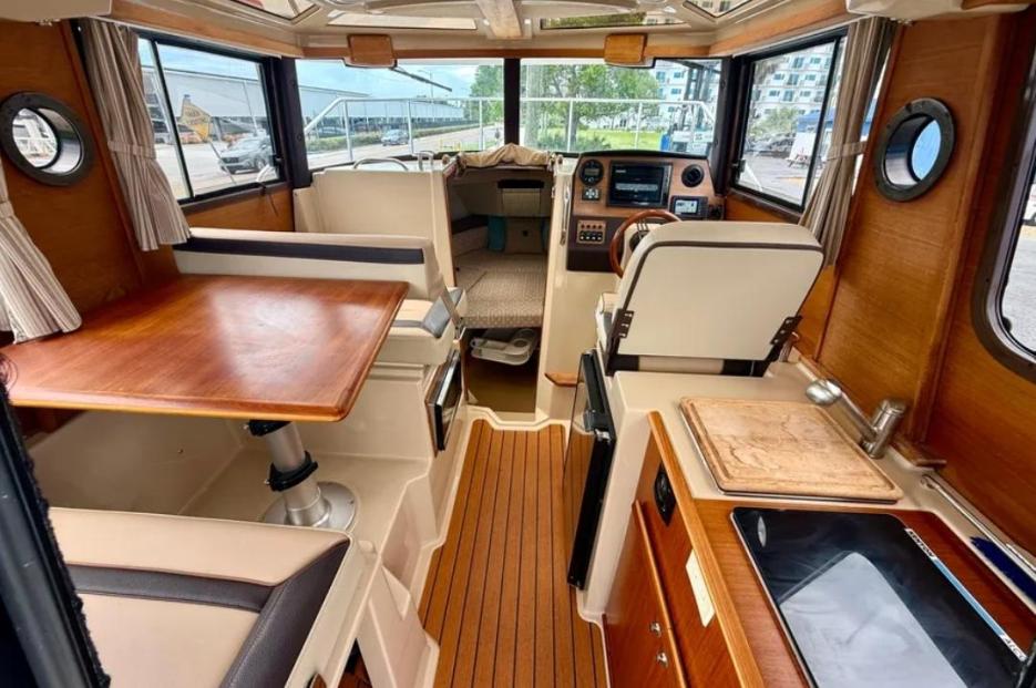 2019 Ranger Tug 257hrs