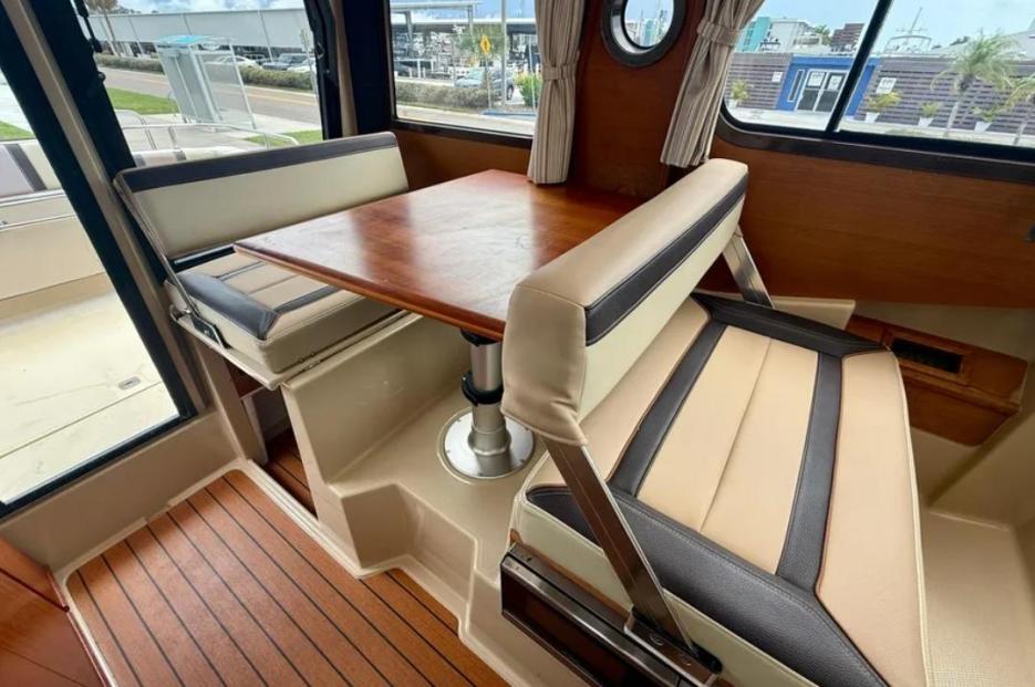 2019 Ranger Tug 257hrs