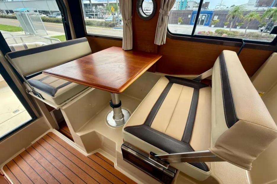 2019 Ranger Tug 257hrs