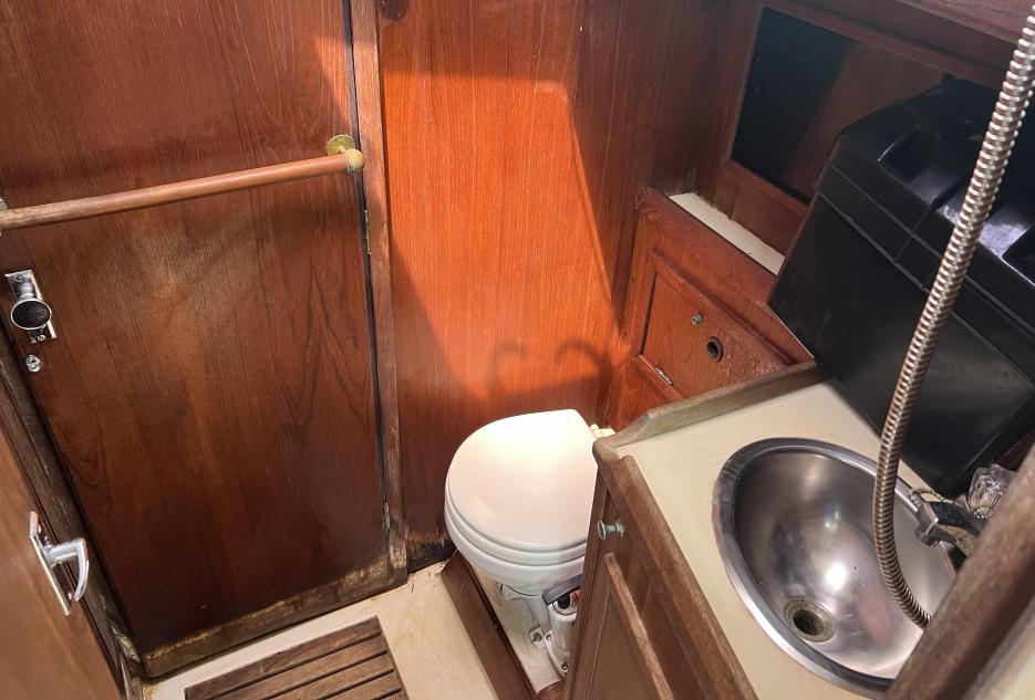 Niagara 35 with mooring