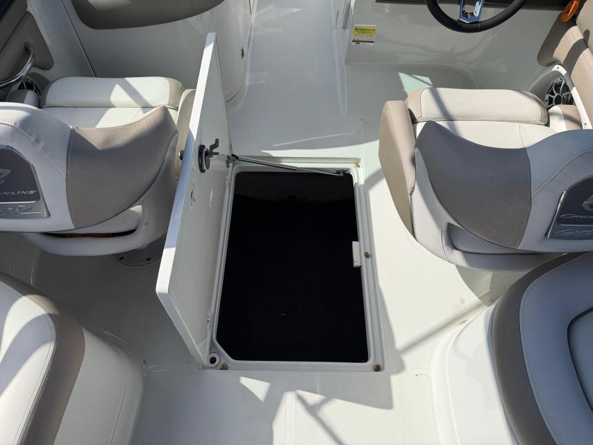 Located in Bermuda!!! 2023 Crownline E235