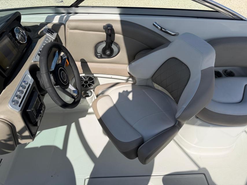 Located in Bermuda!!! 2023 Crownline E235