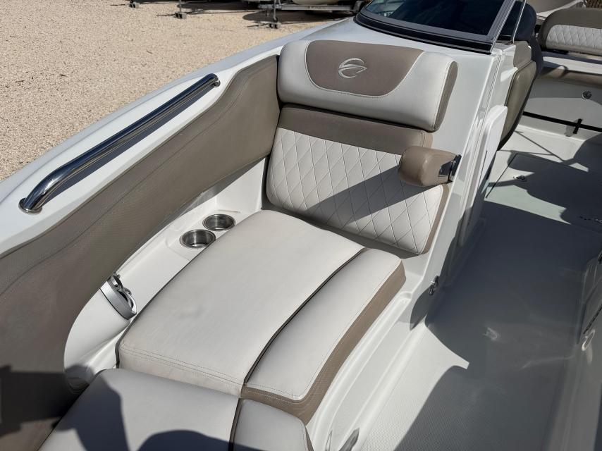 Located in Bermuda!!! 2023 Crownline E235