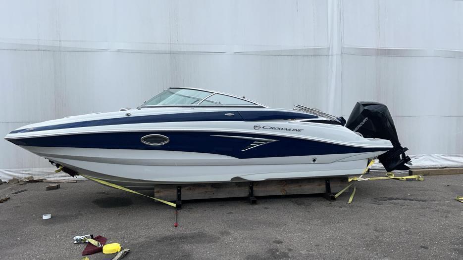 Located in Bermuda!!! 2023 Crownline E235