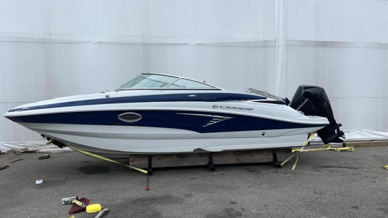 2023 CROWNLINE ECLIPSE E235  LOCATED IN BERMUDA!!!