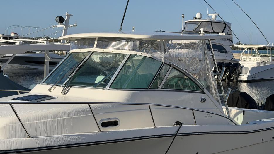 PURSUIT 3070 offshore centre console walkaround