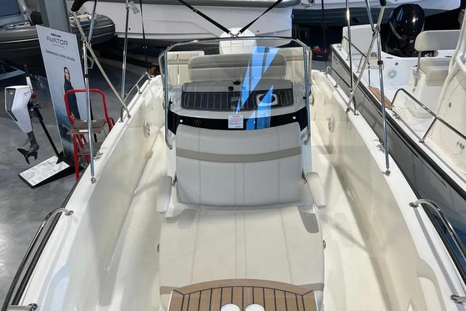 New 2025 Boston Whaler 220 Dauntless - ready for fun in the sun!