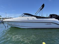 18' Boston Whaler Ventura + Riddell's Bay Mooring
