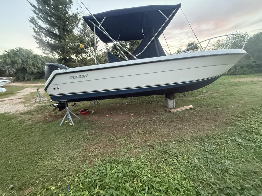 Pursuit 2270/ Suzuki 4stroke 225 low hours