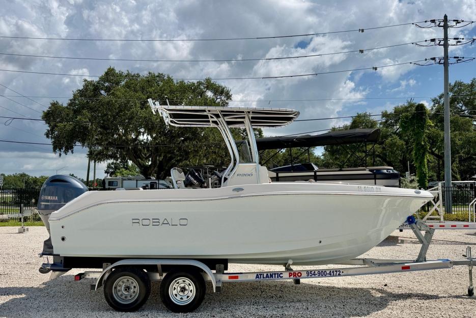 2017 Robalo CC  421 hrs