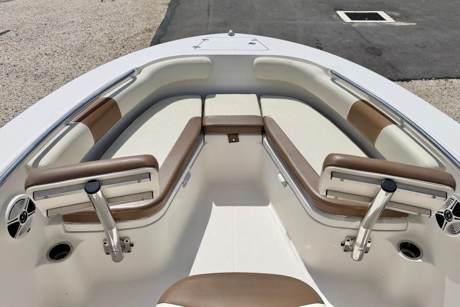 2017 Robalo CC  421 hrs