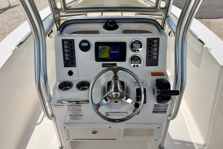 2017 Robalo CC  421 hrs