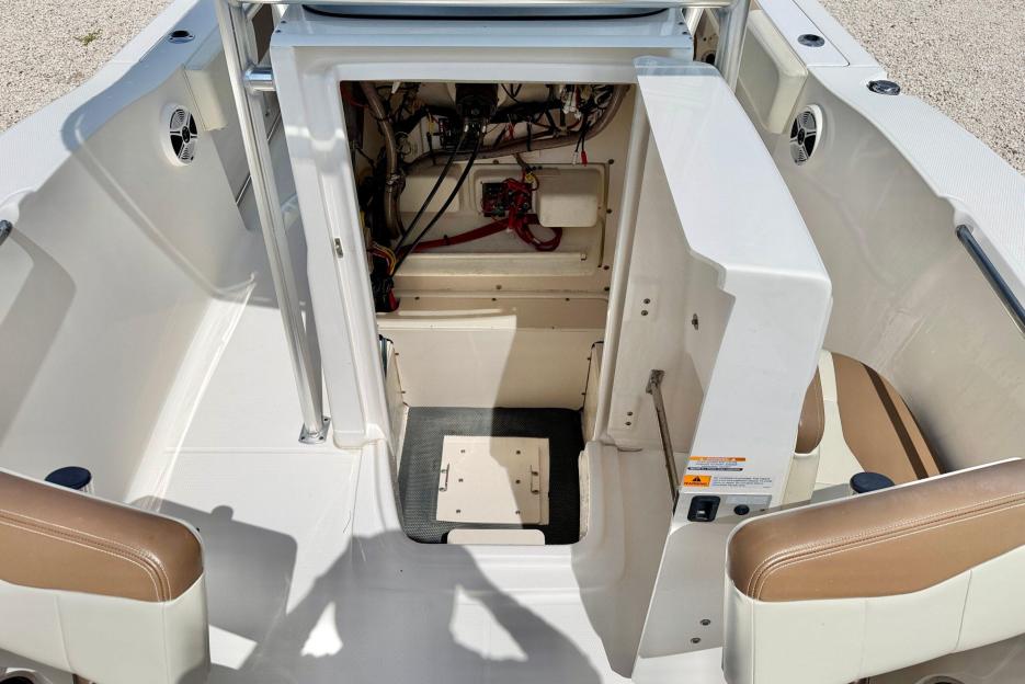 2017 Robalo CC  421 hrs