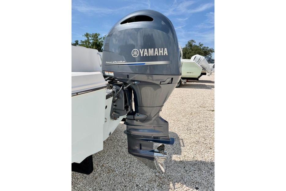 2017 Robalo CC  421 hrs
