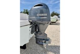 2017 Robalo CC  421 hrs