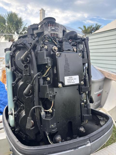 96’ Mariner 225hp 2-stroke